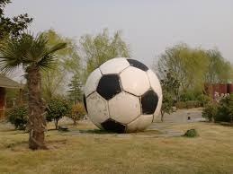 世体：小腿不适的莱万不会提前返回巴萨，他可以出战马耳他